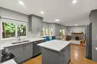 8111 164A STREET - thumbnail 5