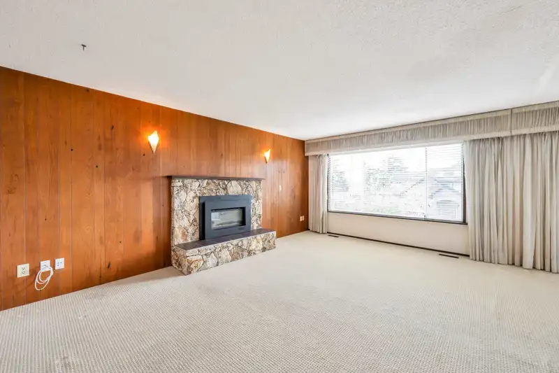 14237 69 AVENUE - photo 4 of 40
