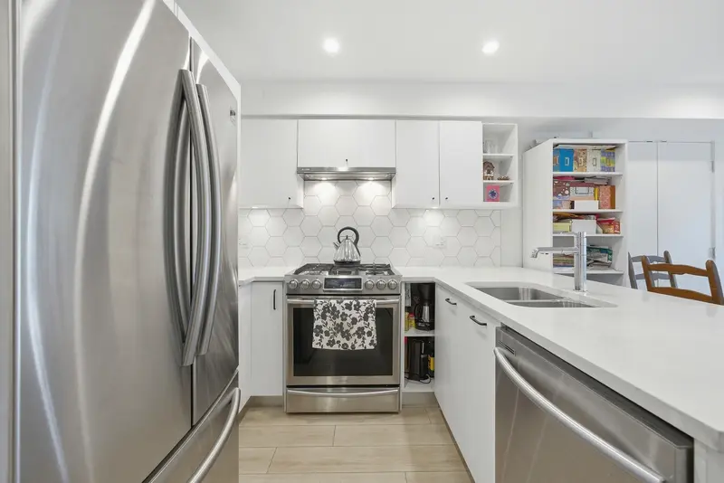 204 1519 CROWN STREET - photo 2 of 25