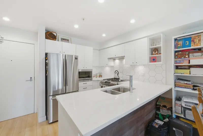 204 1519 CROWN STREET - photo 3 of 25