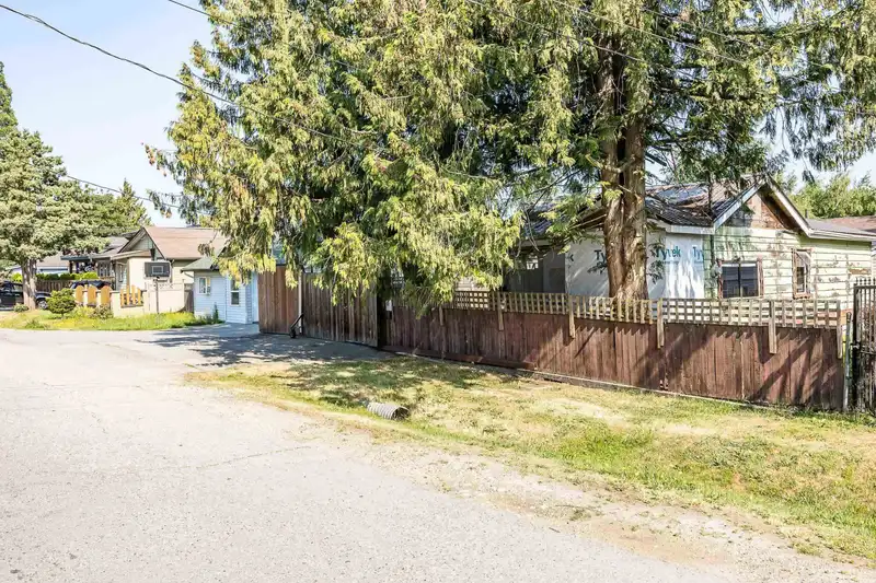 12505 114 AVENUE - photo 2 of 3