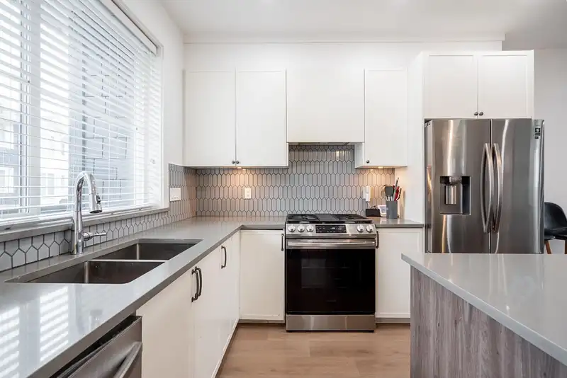 38 14355 62 AVENUE - photo 2 of 37
