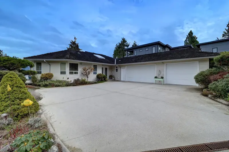 6484 N GALE AVENUE - photo 2 of 25