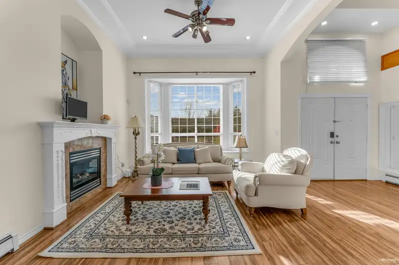 15949 108 AVENUE - photo 4 of 39