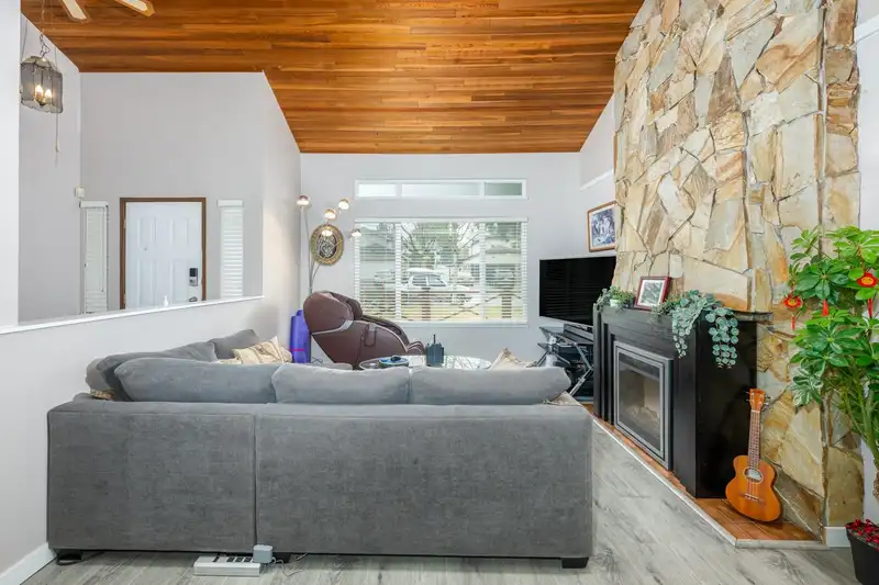 9075 144A STREET - photo 4 of 40