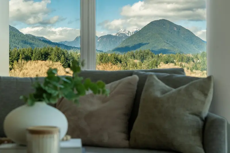 1402 680 SEYLYNN CRESCENT - photo 4 of 25