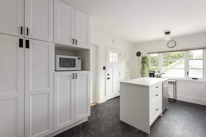 106 COLLEGE COURT - photo 4 of 25