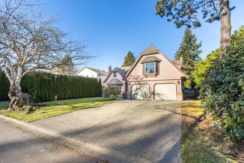 15839 98A AVENUE - photo 3 of 40