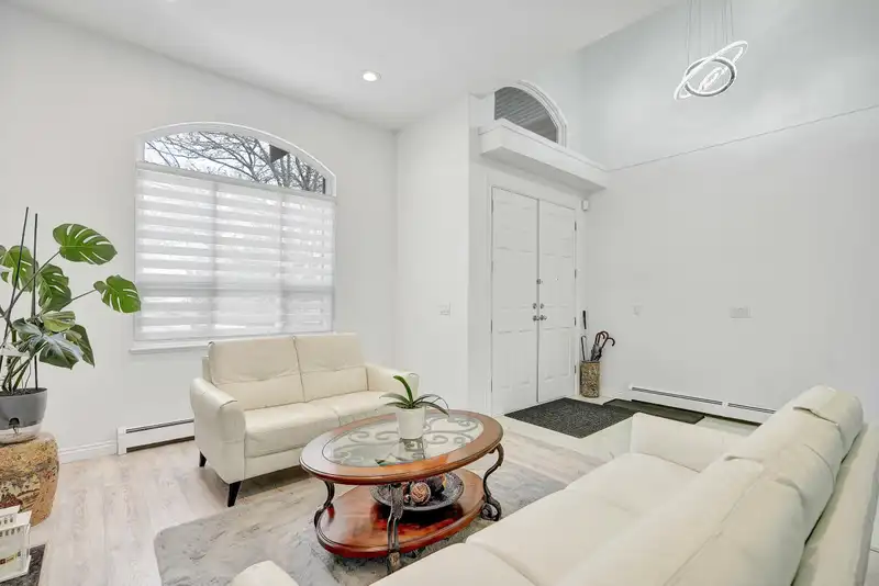 16006 90 AVENUE - photo 2 of 40
