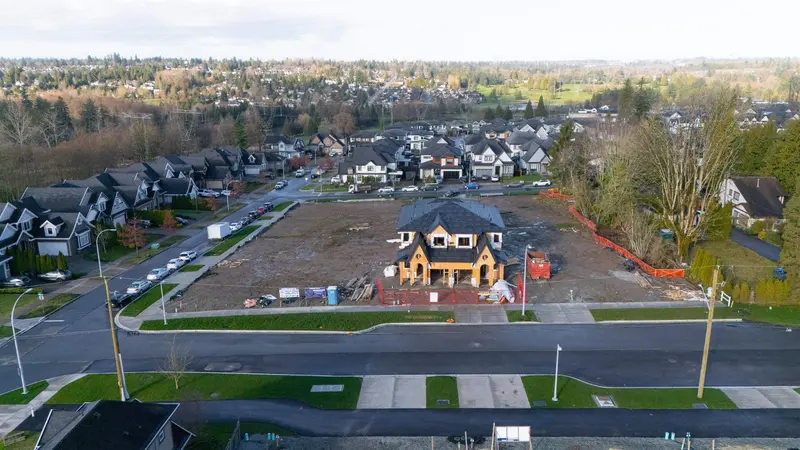 7662 155A STREET - photo 3 of 7