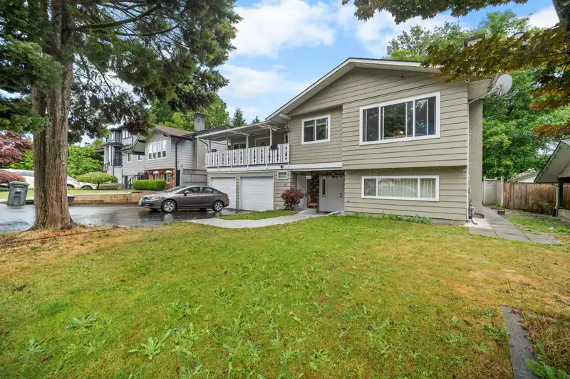 8912 URSUS CRESCENT - photo 2 of 40