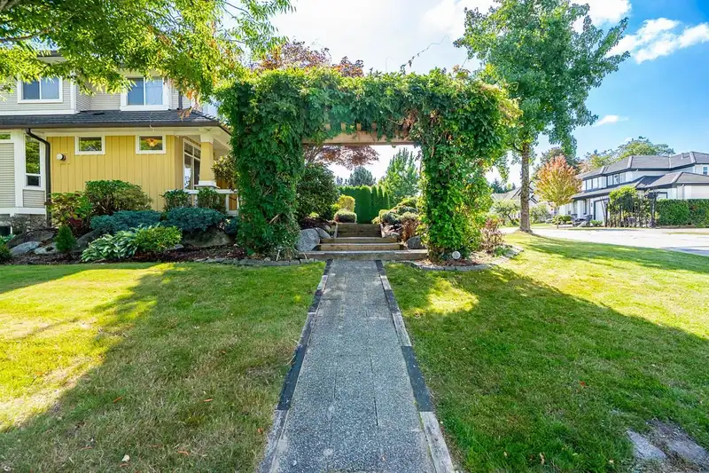 7240 146 STREET - photo 3 of 40