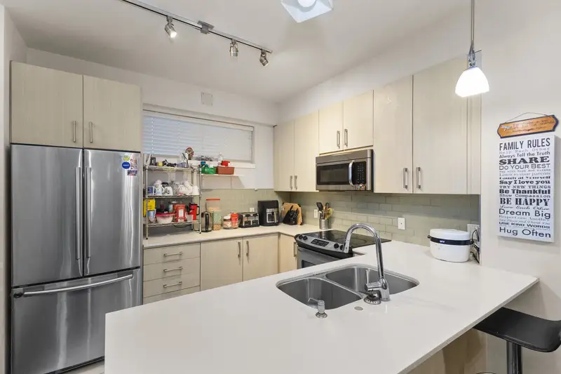 228 32095 HILLCREST AVENUE - photo 2 of 23