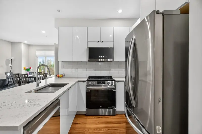 201 20081 68 AVENUE - photo 3 of 25