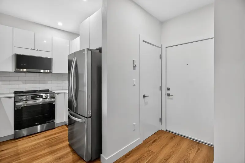 201 20081 68 AVENUE - photo 4 of 25