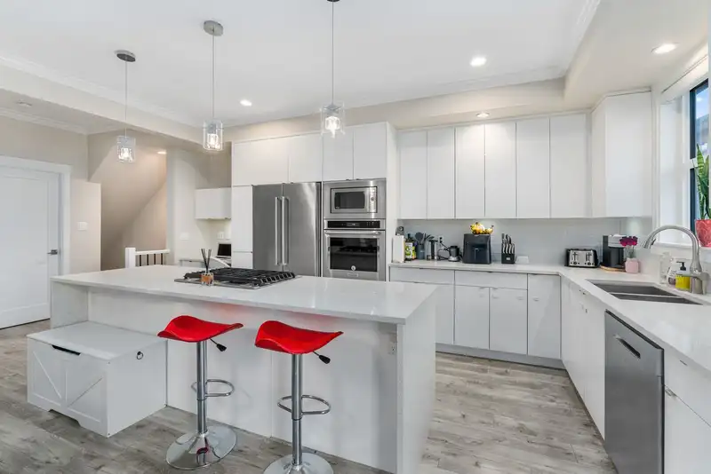 181 16488 64 AVENUE - photo 4 of 25