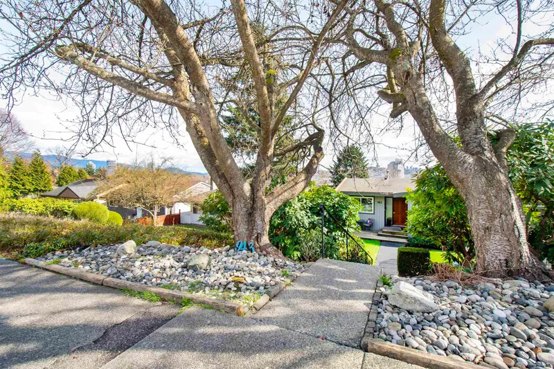 943 SHAVINGTON STREET - photo 2 of 25