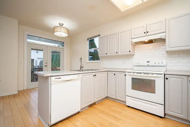 18456 65 AVENUE - photo 4 of 34