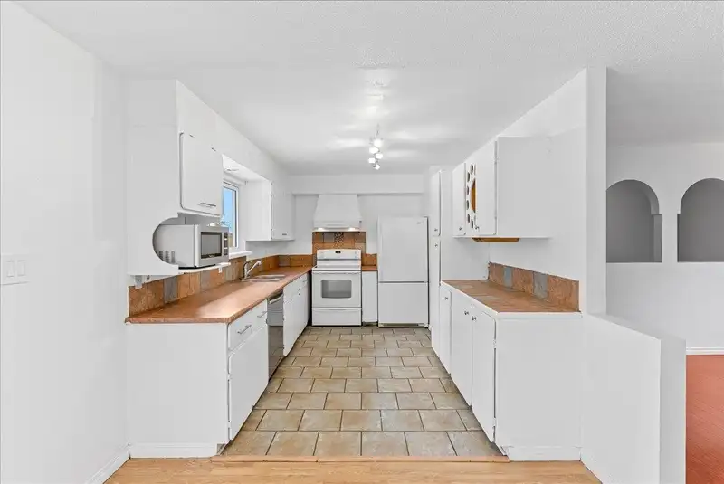 14888 88 AVENUE - photo 3 of 26