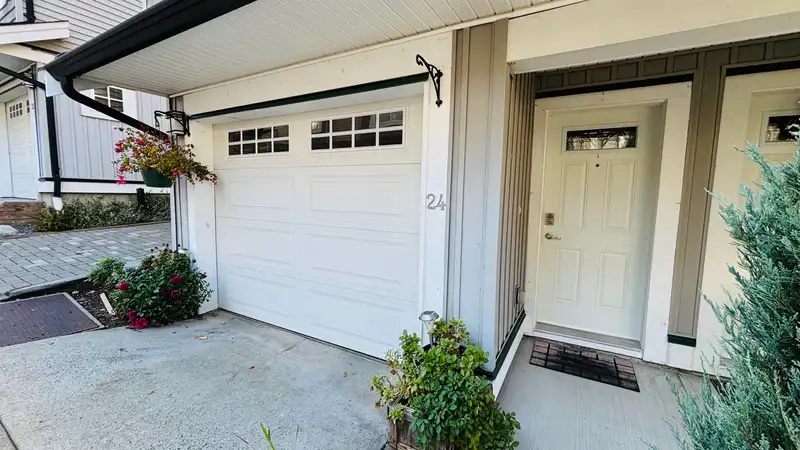 24 14356 63A AVENUE - photo 2 of 25