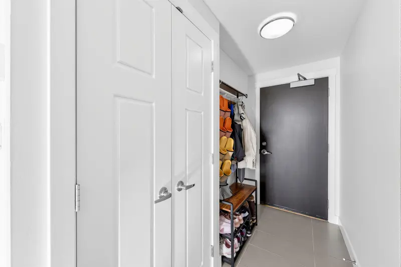 1901 2968 GLEN DRIVE - photo 2 of 25