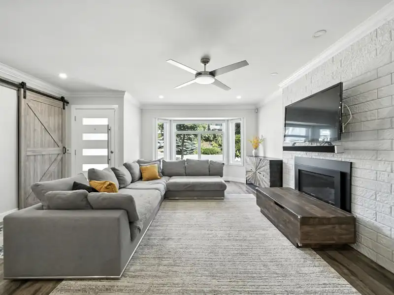 14308 68A AVENUE - photo 2 of 26