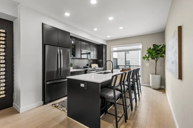 3 2886 MONTROSE AVENUE - photo 1 of 25