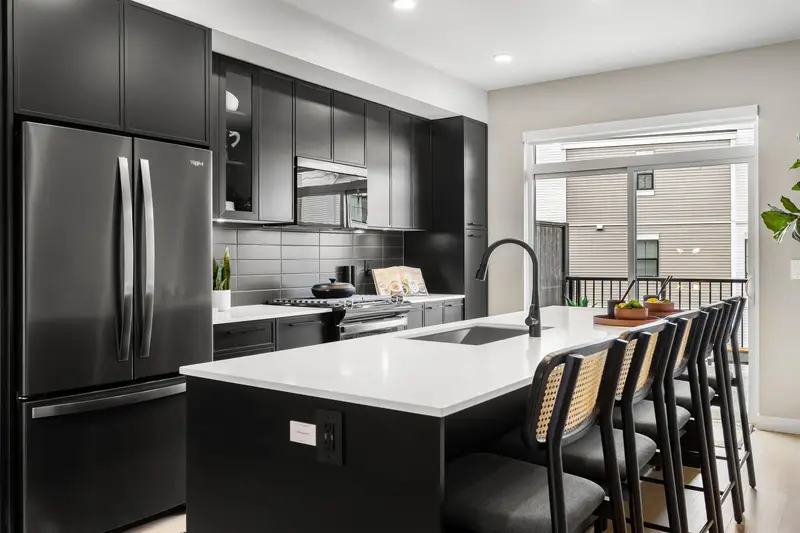 3 2886 MONTROSE AVENUE - photo 2 of 25