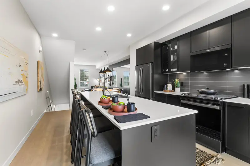 3 2886 MONTROSE AVENUE - photo 4 of 25