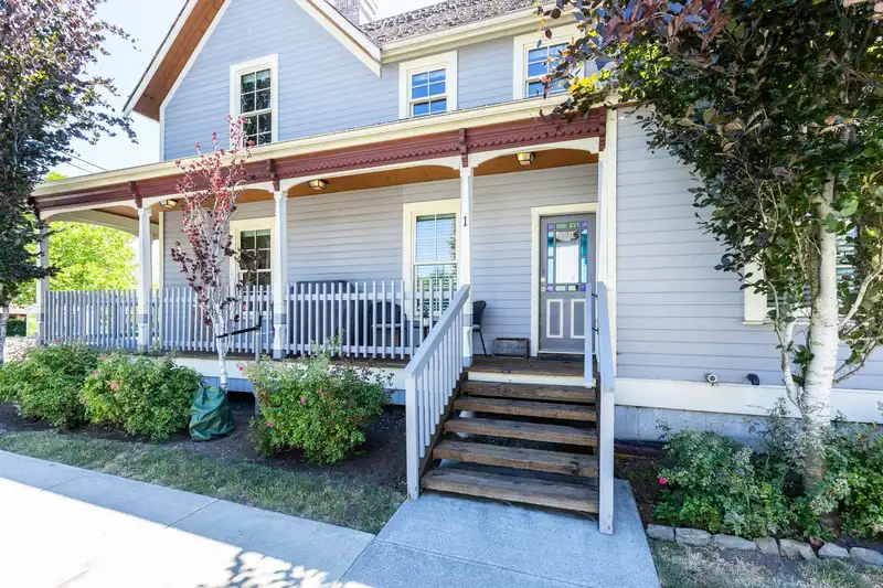1 16488 64 AVENUE - photo 3 of 37