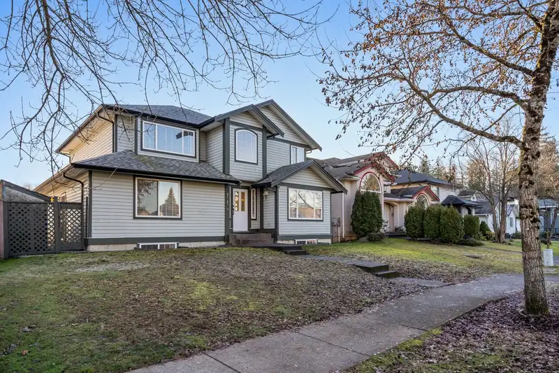 15458 110 AVENUE - photo 2 of 40