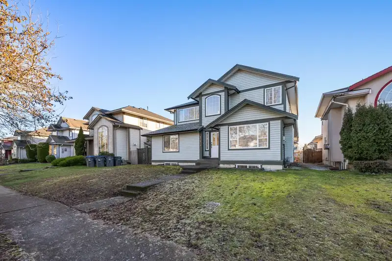 15458 110 AVENUE - photo 3 of 40