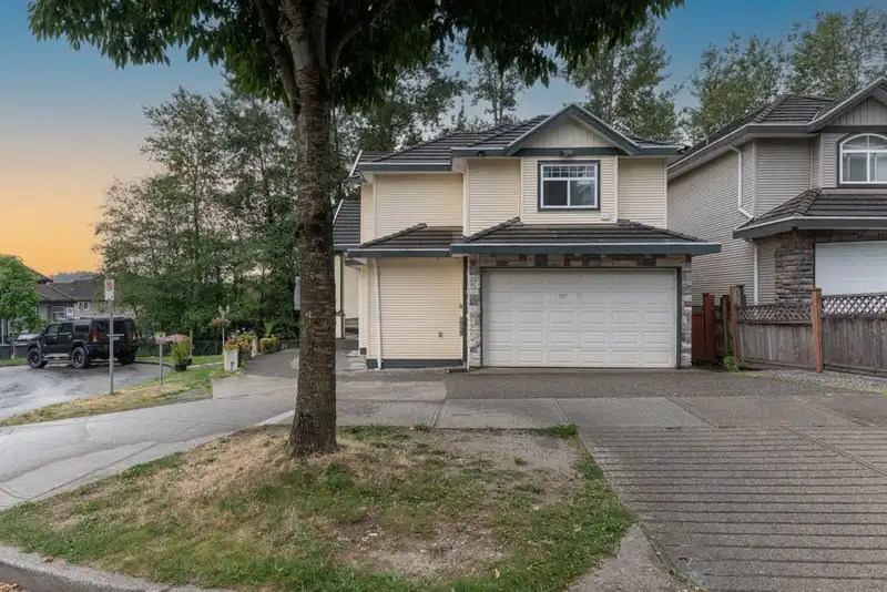 14490 67B AVENUE - photo 4 of 32