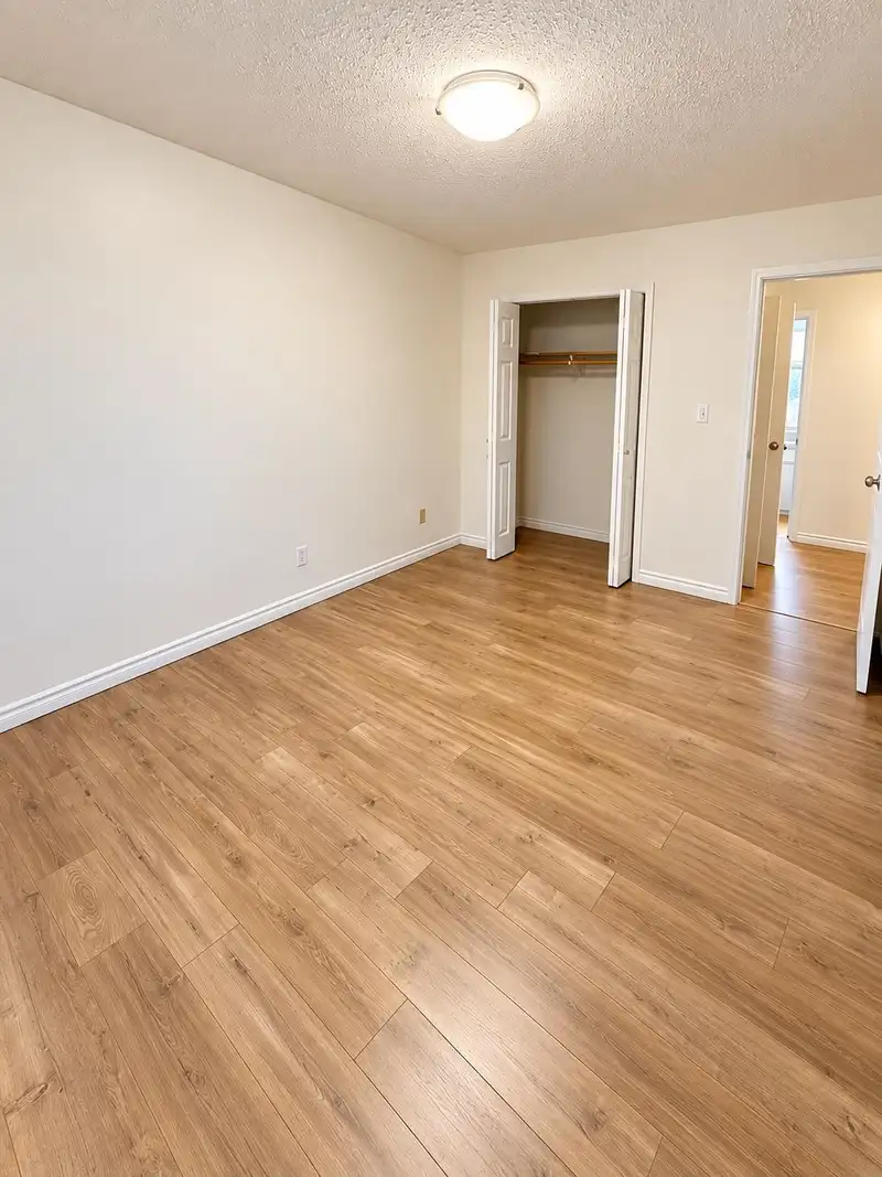 107 10468 148TH STREET - photo 4 of 7