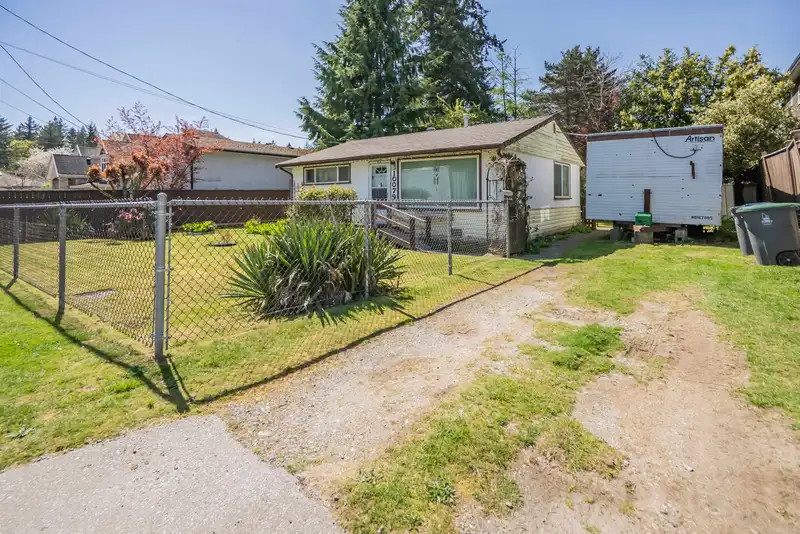 10079 143 STREET - photo 2 of 33
