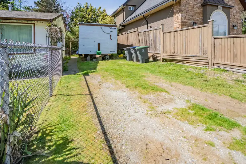 10079 143 STREET - photo 3 of 33