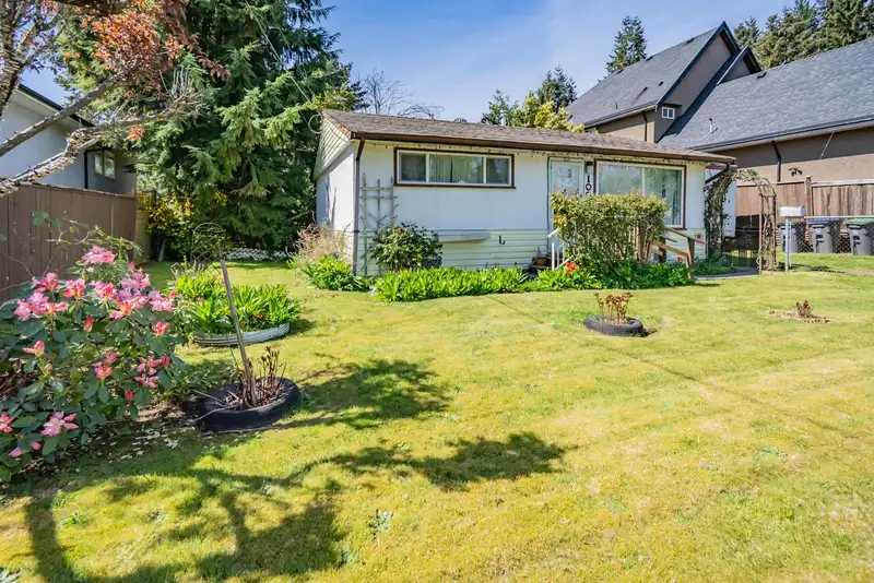 10079 143 STREET - photo 4 of 33