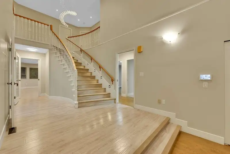 13739 63A AVENUE - photo 3 of 39