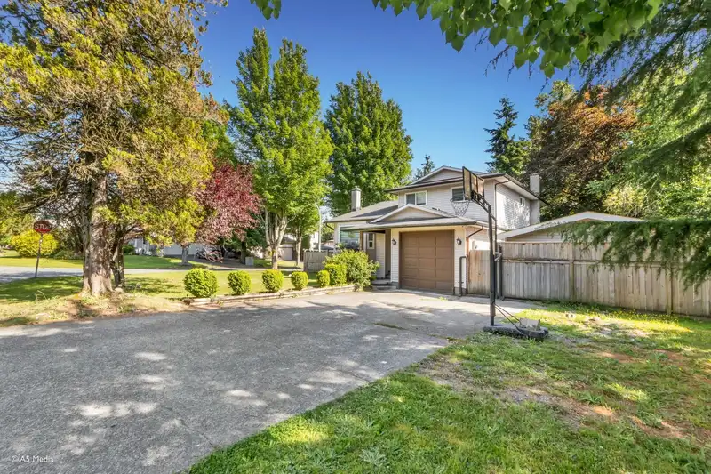 15390 85 AVENUE - photo 1 of 34