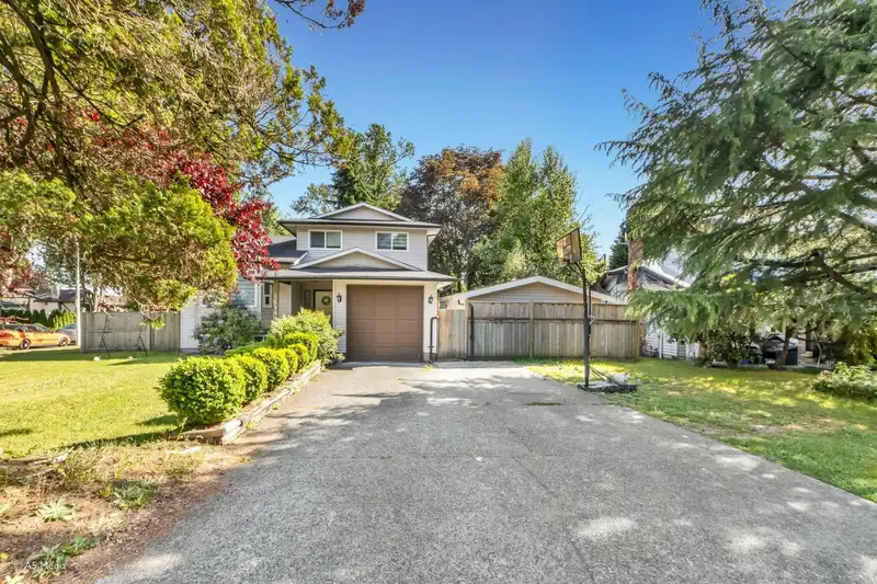 15390 85 AVENUE - photo 2 of 34