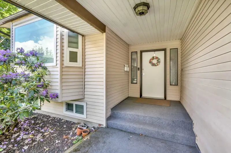 15390 85 AVENUE - photo 4 of 34