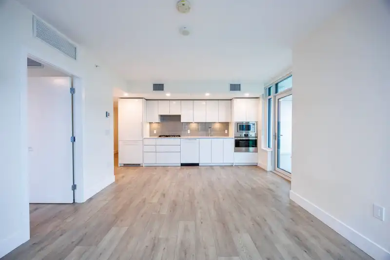 1204 10428 WHALLEY BOULEVARD - photo 3 of 25