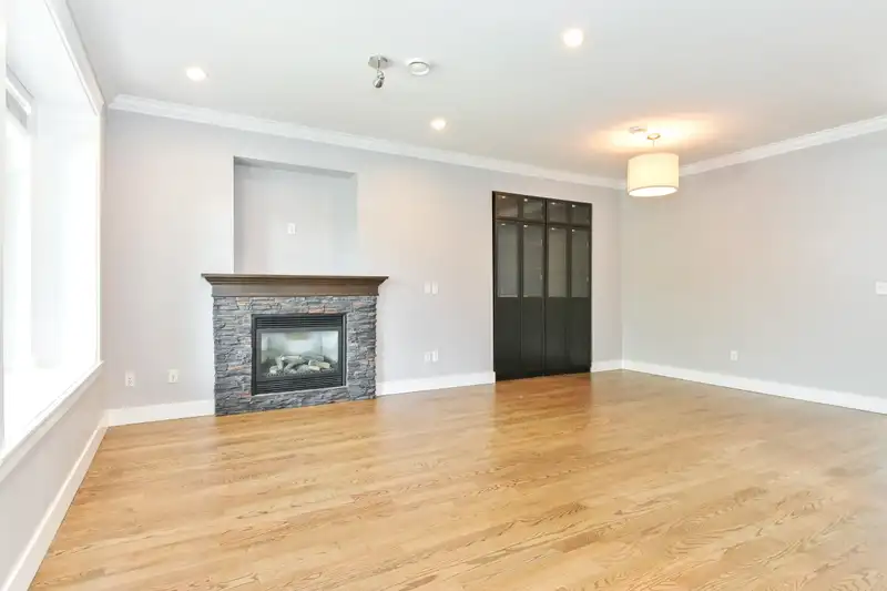 19129 67A AVENUE - photo 2 of 40