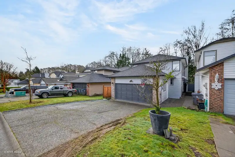 13812 65A AVENUE - photo 2 of 26