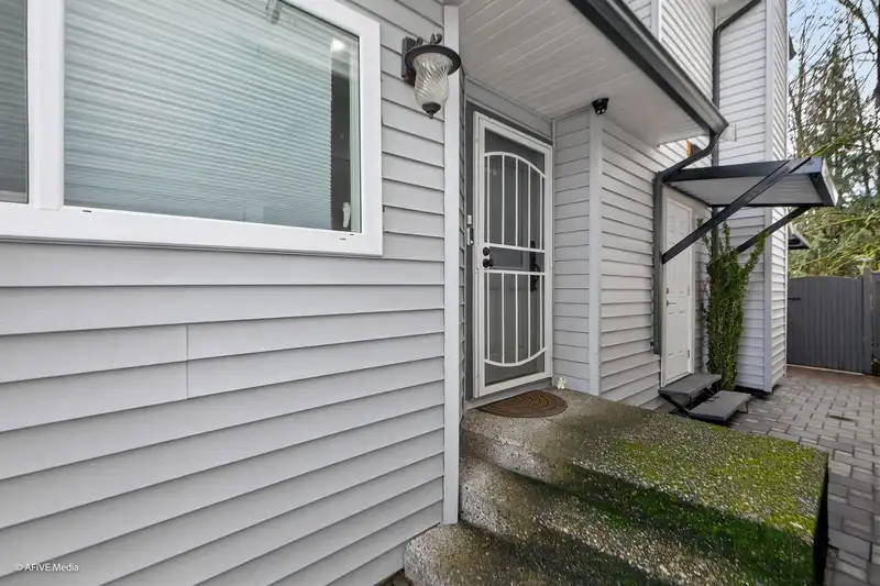 13812 65A AVENUE - photo 4 of 26