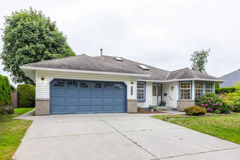 6236 189 STREET - photo 1 of 39