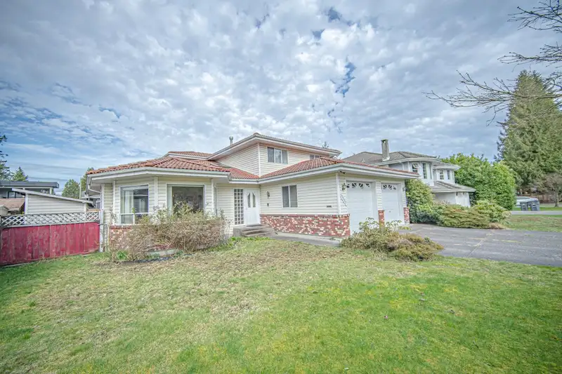 15553 91A AVENUE - photo 2 of 40