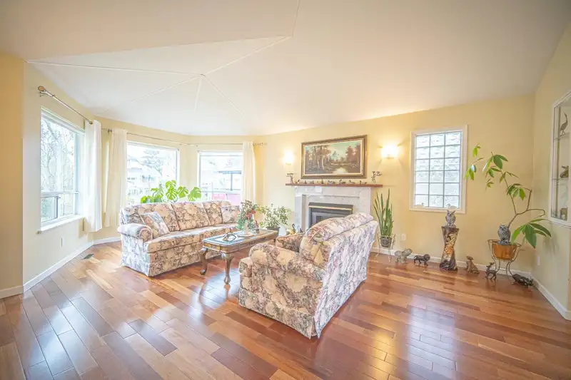 15553 91A AVENUE - photo 3 of 40