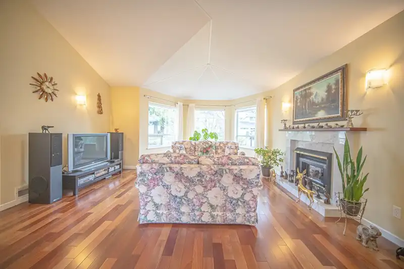 15553 91A AVENUE - photo 4 of 40