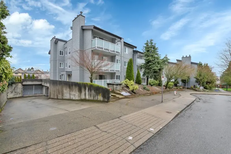 109 3883 LAUREL STREET - photo 3 of 21